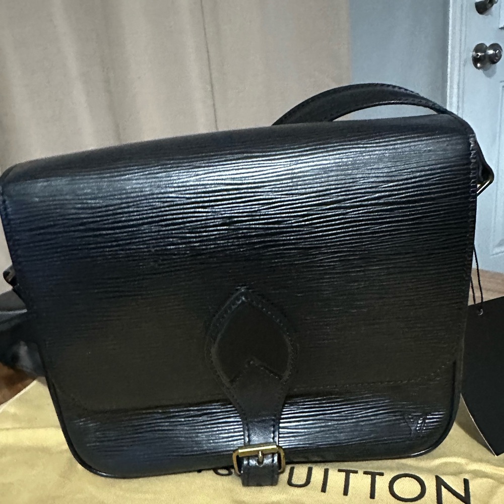 AUTHENTIC LOUIS VUITTON
BLACK EPI CARTOUCHIERE MM